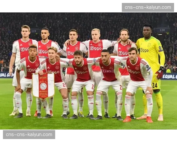 现场：法兰克福球迷远征美因茨，用巨大Tifo支持同城对手保级