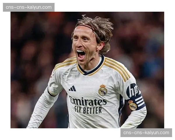 终场哨响，40岁莫德里奇向伯纳乌看台挥手致意疑似告别