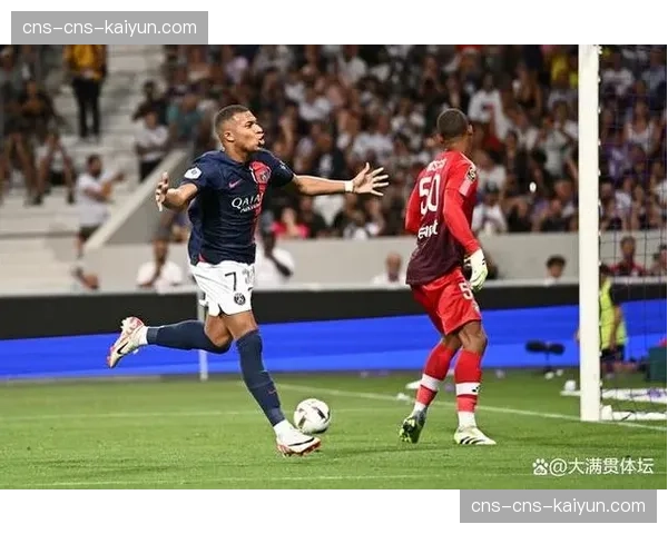 特写：诺伊尔指挥人墙瞬间，成功封堵姆巴佩的任意球射门