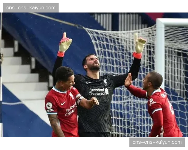 特写镜头：尼斯门将布尔卡扑出点球后，看台上父亲激动的身影